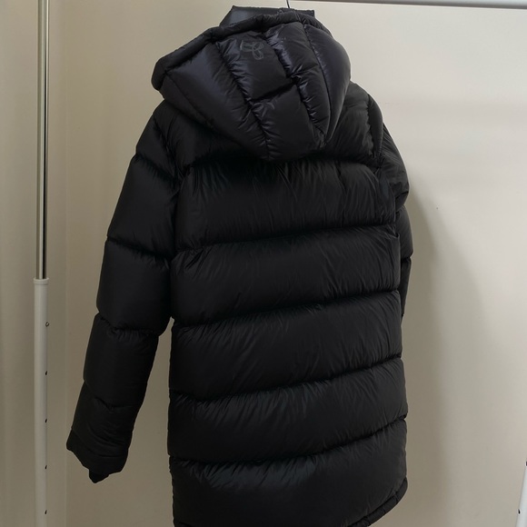 SOLD Aritzia Tna Super Puff Mid in Mid Gloss Black - Picture 3 of 7